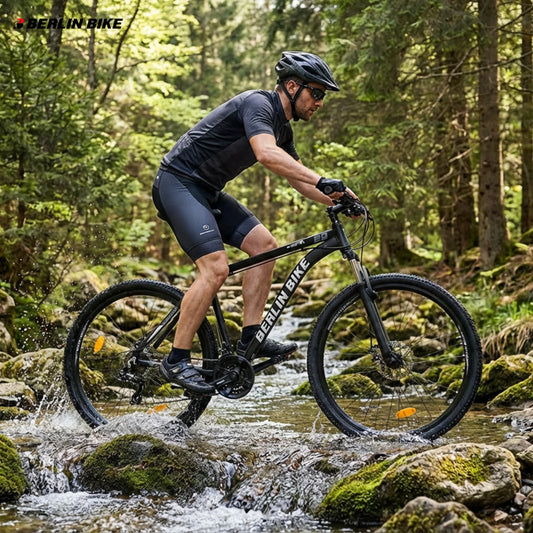 Berlin Bike MTB1 Mountainbike 26 Zoll, Lifestyle mann durchquert bach im wald unter schwierigen bedingungen 1080x1080