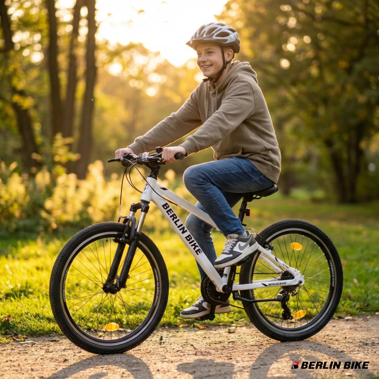 Berlin Bike MTB1 Youth Mountain Bike 24 Inch, Zoll weiss lifestyle junge faehrt fahrrad im park 1080x1080