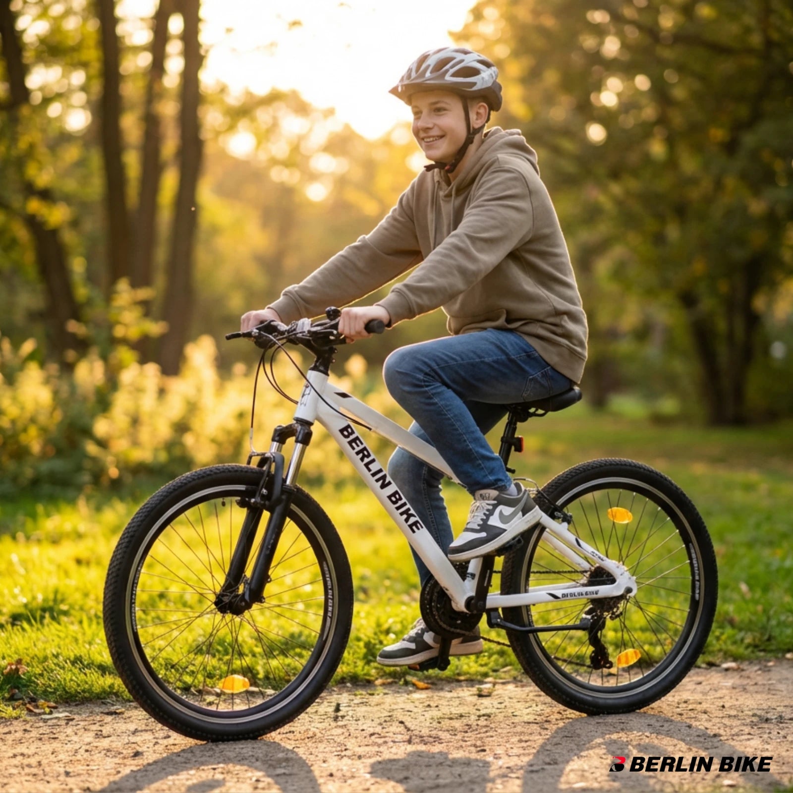 Berlin Bike MTB1 Youth Mountain Bike 24 Inch, Zoll weiss lifestyle junge faehrt fahrrad im park 1080x1080