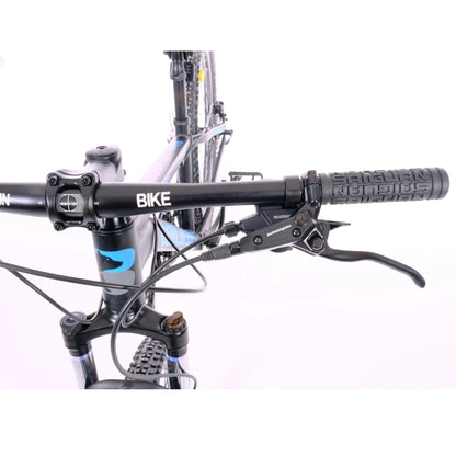 Berlin Bike MTB1 Mountain Bike, 26 zoll schwarz bremshebel und schaltgriff am lenker detail 1080x1080