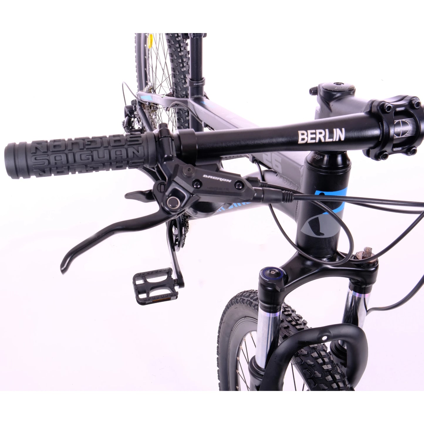 Berlin Bike MTB1 Mountainbike 26 Zoll, Schwarz bremshebel und schaltgriff am lenker von vorne detail 1080x1080