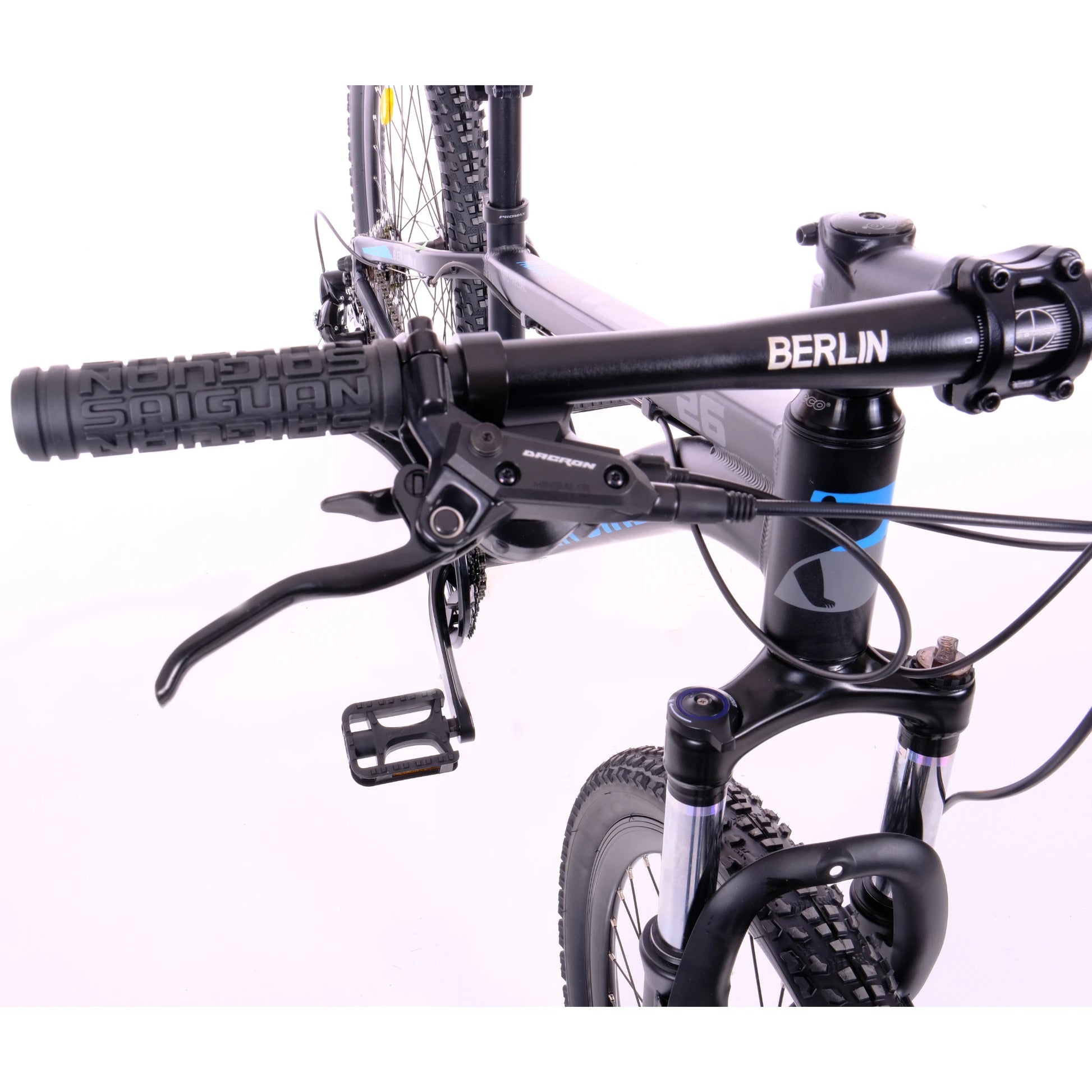 Berlin Bike MTB1 Mountainbike 26 Zoll, Schwarz bremshebel und schaltgriff am lenker von vorne detail 1080x1080