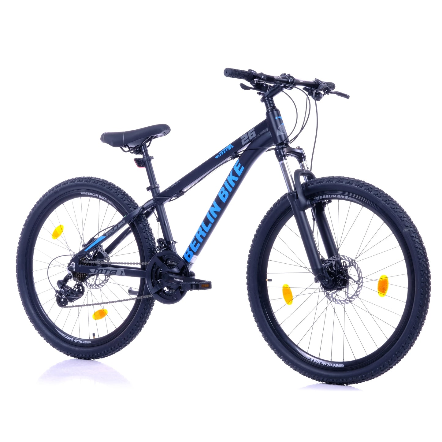 Berlin Bike MTB1 Mountainbike 26 Zoll, Schwarz mit blauem sticker 45grad frontansicht 1080x1080