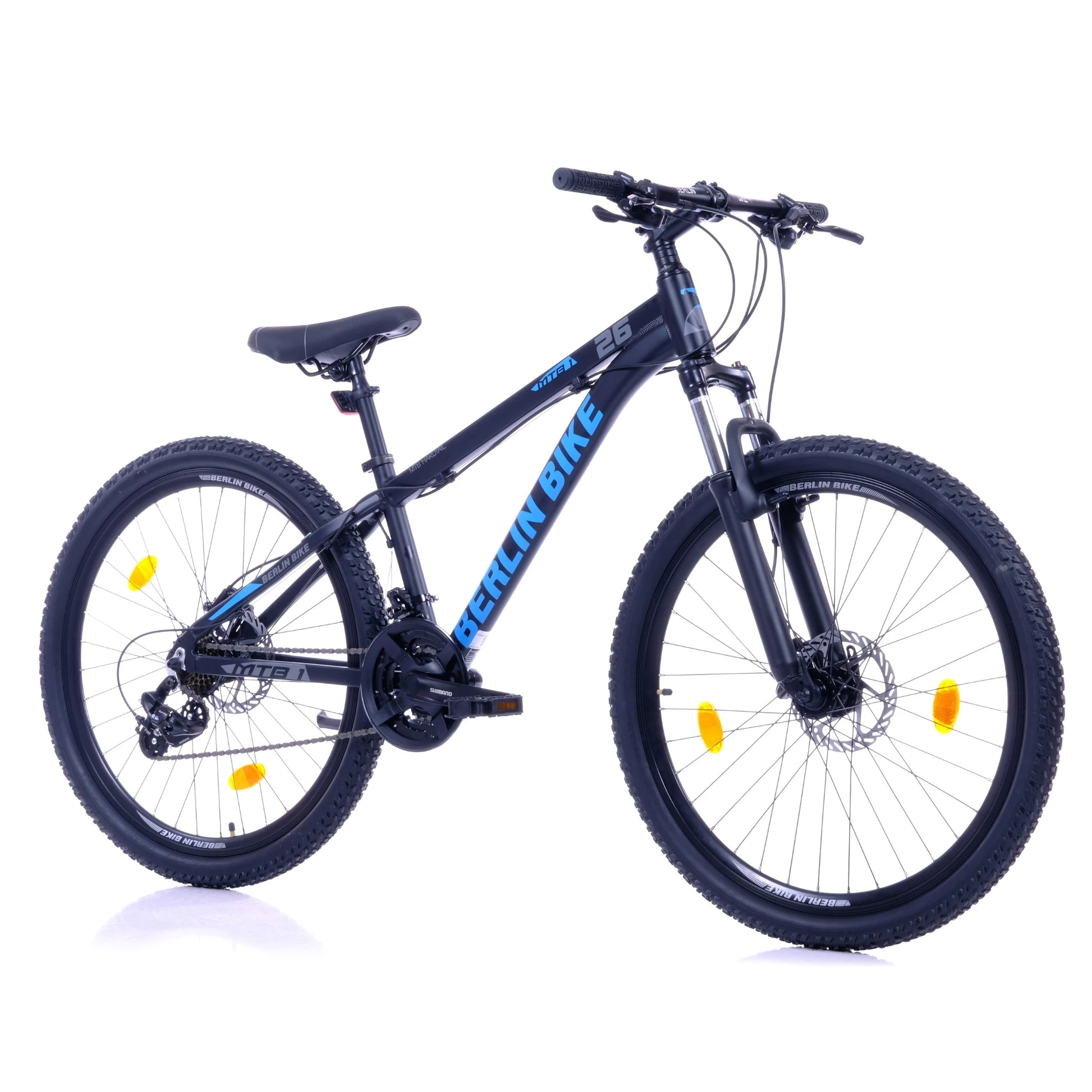 Berlin Bike MTB1 Mountain Bike, 26 zoll schwarz mit blauem sticker 45grad frontansicht 1080x1080