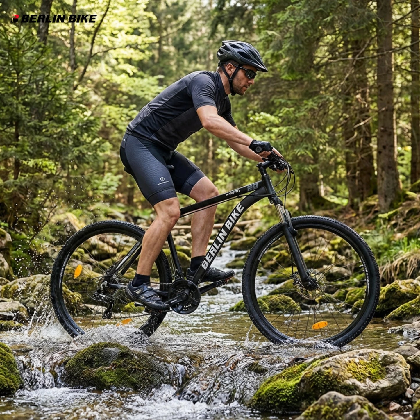 Berlin Bike MTB1 Mountainbike 26 Zoll, Lifestyle mann durchquert bach im wald unter schwierigen bedingungen 1080x1080