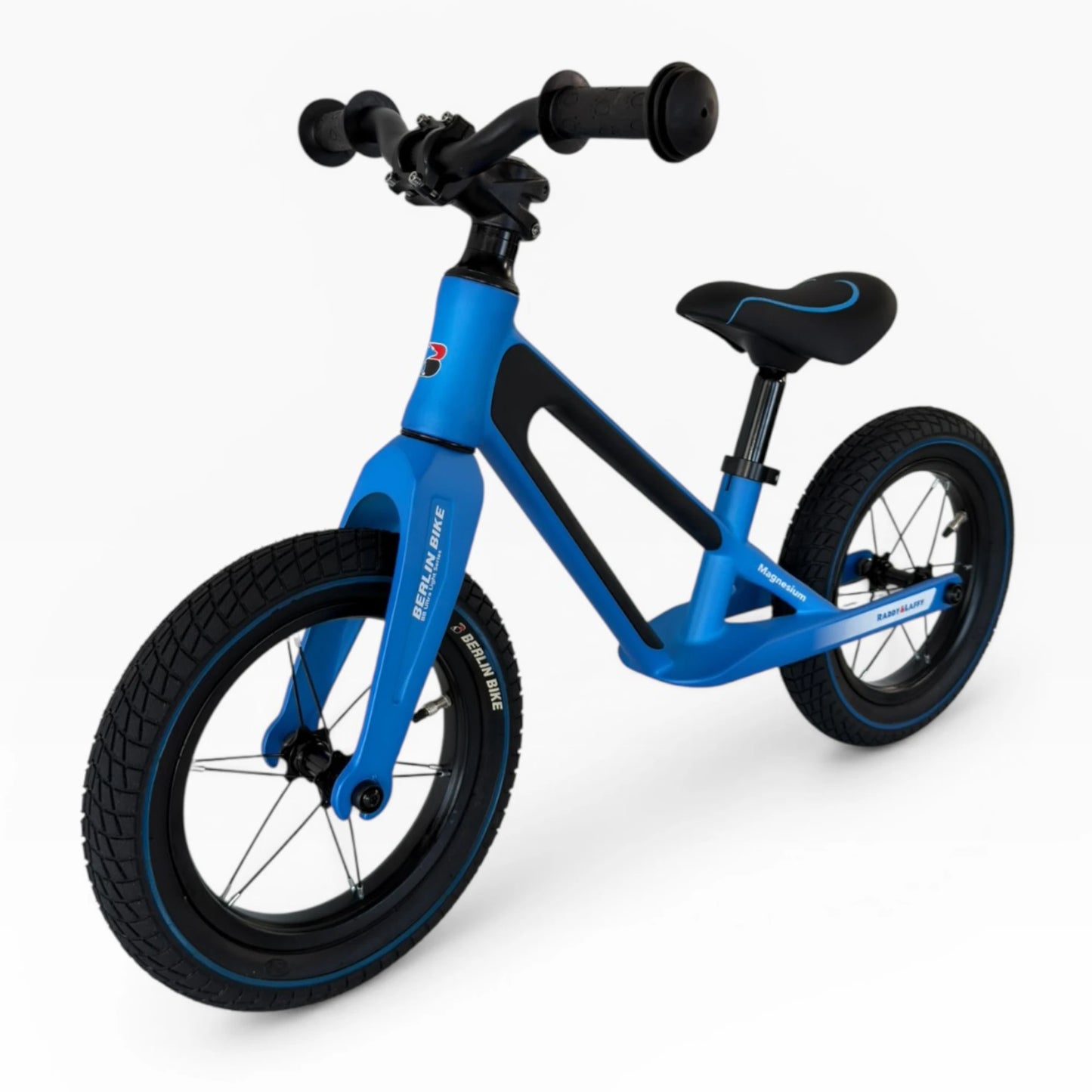 Berlin Bike Raddy Laffy Balance Bike 12 Inch, 12zoll blau magnesium superleicht rechte 45grad seitenansicht 2000px 2000px