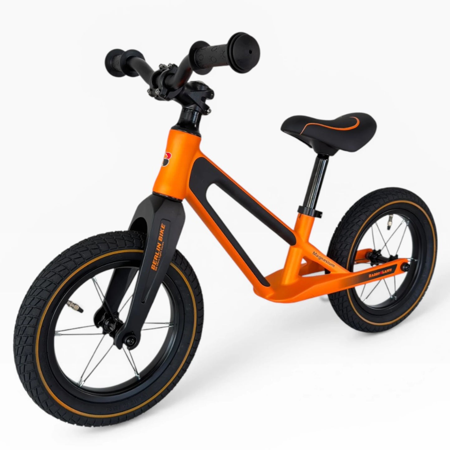 Berlin Bike Raddy Laffy Balance Bike 12 Inch, 12zoll orange magnesium superleicht 45 grad seitenansicht 2000px 2000px