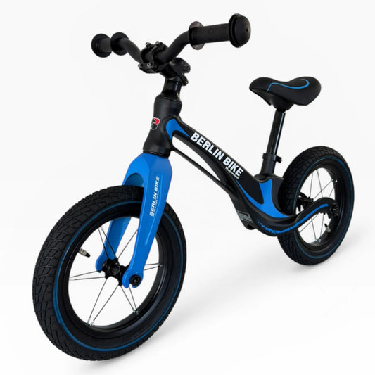Berlin Bike Rolly Growy Balance Bike 12 Inch, 12zoll blau magnesium superleicht 45grad frontansicht 2 2000px 2000px